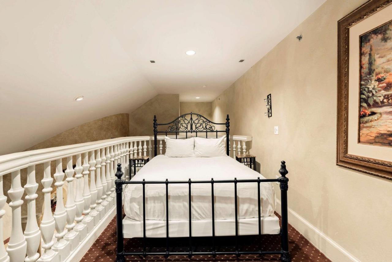 Chateau Avalon Kansas City Exterior photo