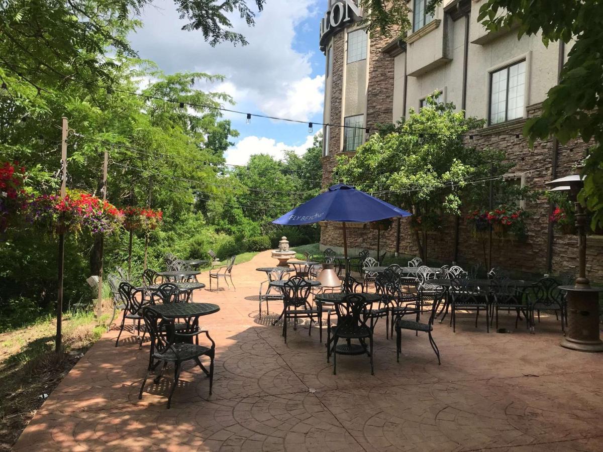 Chateau Avalon Hotel Kansas City Exterior photo